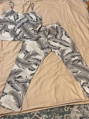 Old Navy White and Gray Leaf-Print Lounge Set